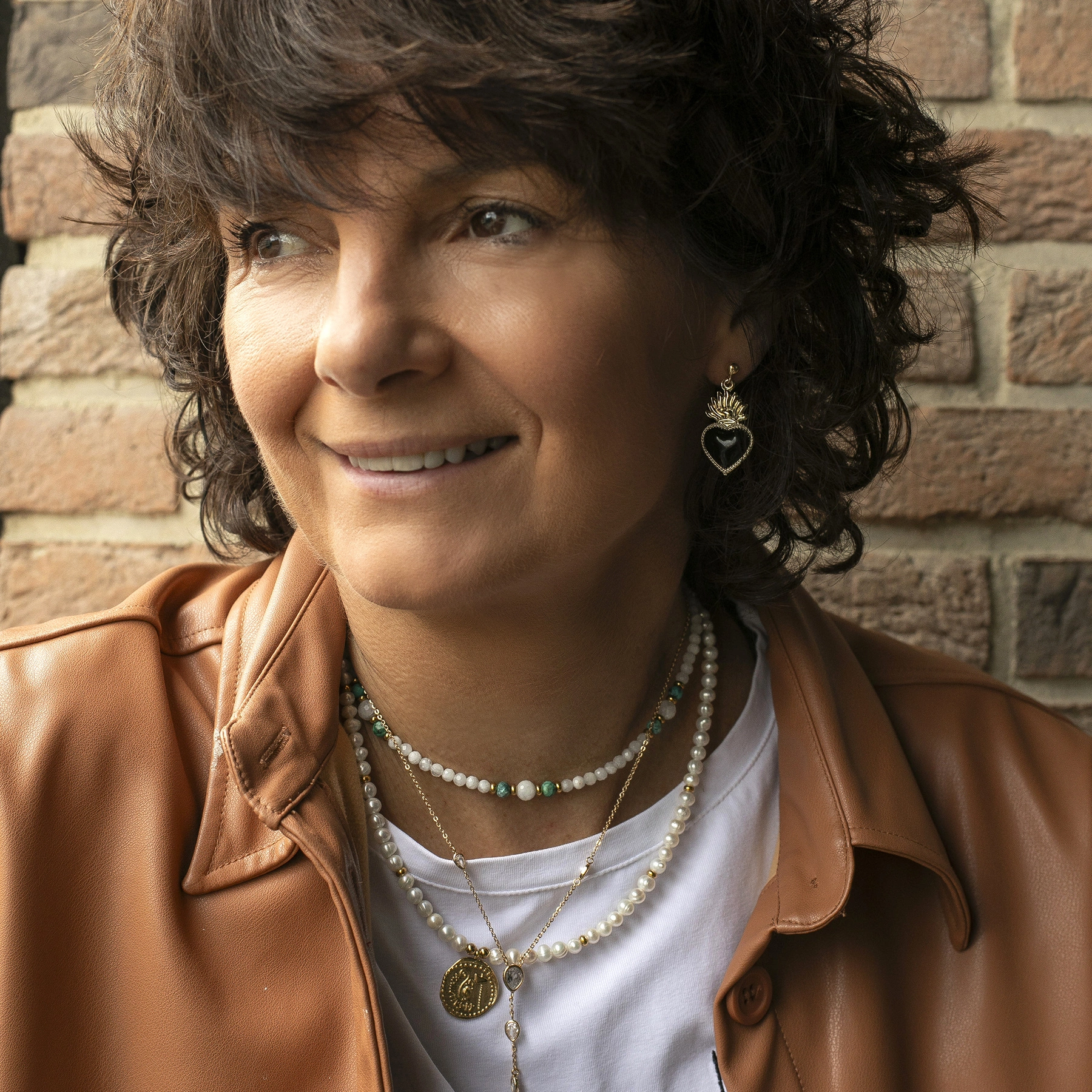 Wiszące kolczyki serca wotywne w wersji czarno złotej. MIŁOSNA EKSTAZA