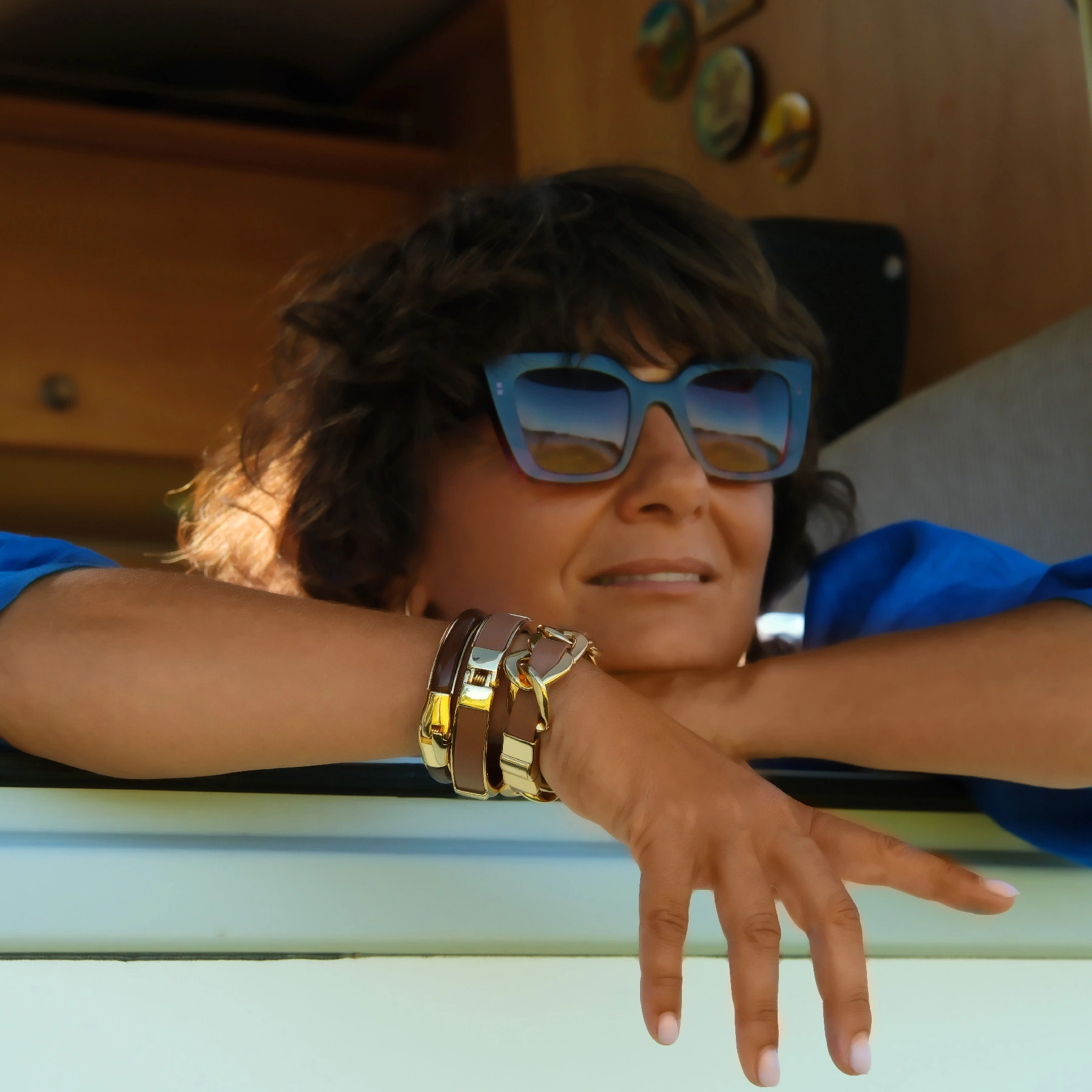 Złocona bransoleta z dekorem z akrylu w kolorze mokka. CAFE MOCCA