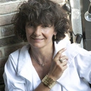 Krótki wisiorek na łańcuszku z prostokątnym kryształkiem. LEŚNA IGRASZKA