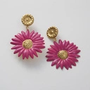 Wiszące kolczyki w kształcie różowych margaretek. ROMANTYCZKA