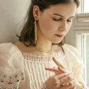 Pozłacany pierścionek z opalowymi kryształami. TU I TERAZ