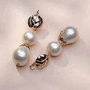 Złocone kolczyki z motywem liści i perłowymi koralikami. OGRODY SECESJI