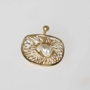 Otwarty złocony pierścień z ażurowym dekorem z perłą. MAM CIĘ