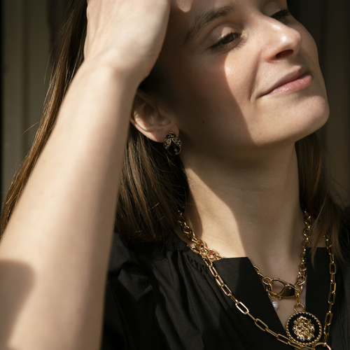 SANTO VERSACE. Colgante con un león negro