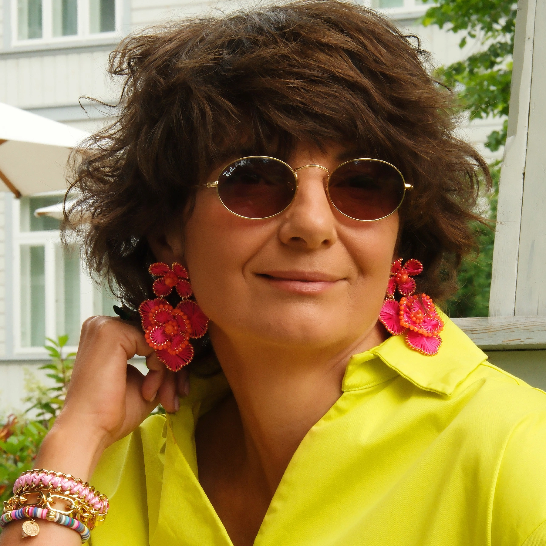 Kolczyki w kształcie różówych kwiatów na złoconym drucie. RAJSKA ŁĄKA