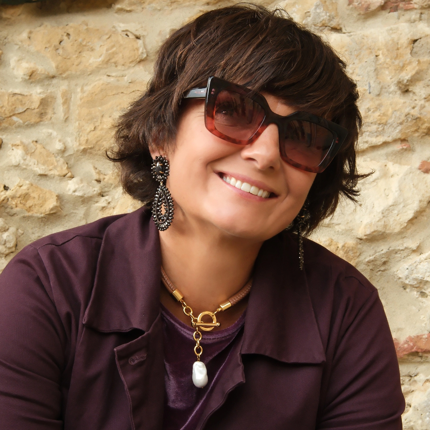 Naszyjnik z jasnobrązowej ekoskóry z perłą hodowlaną. PIASEK PUSTYNI