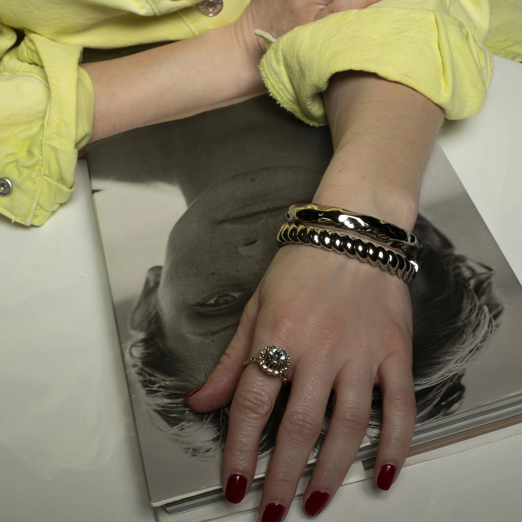 Sztywna srebrzona bransoletka o wytłaczanej powierzchni. SILVER MOON