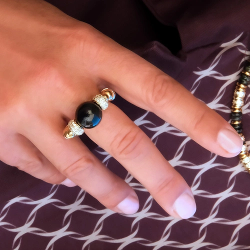 Złocony pierścionek z czarnym obsydianem i cyrkoniami. PÓŁNOC W PARYŻU