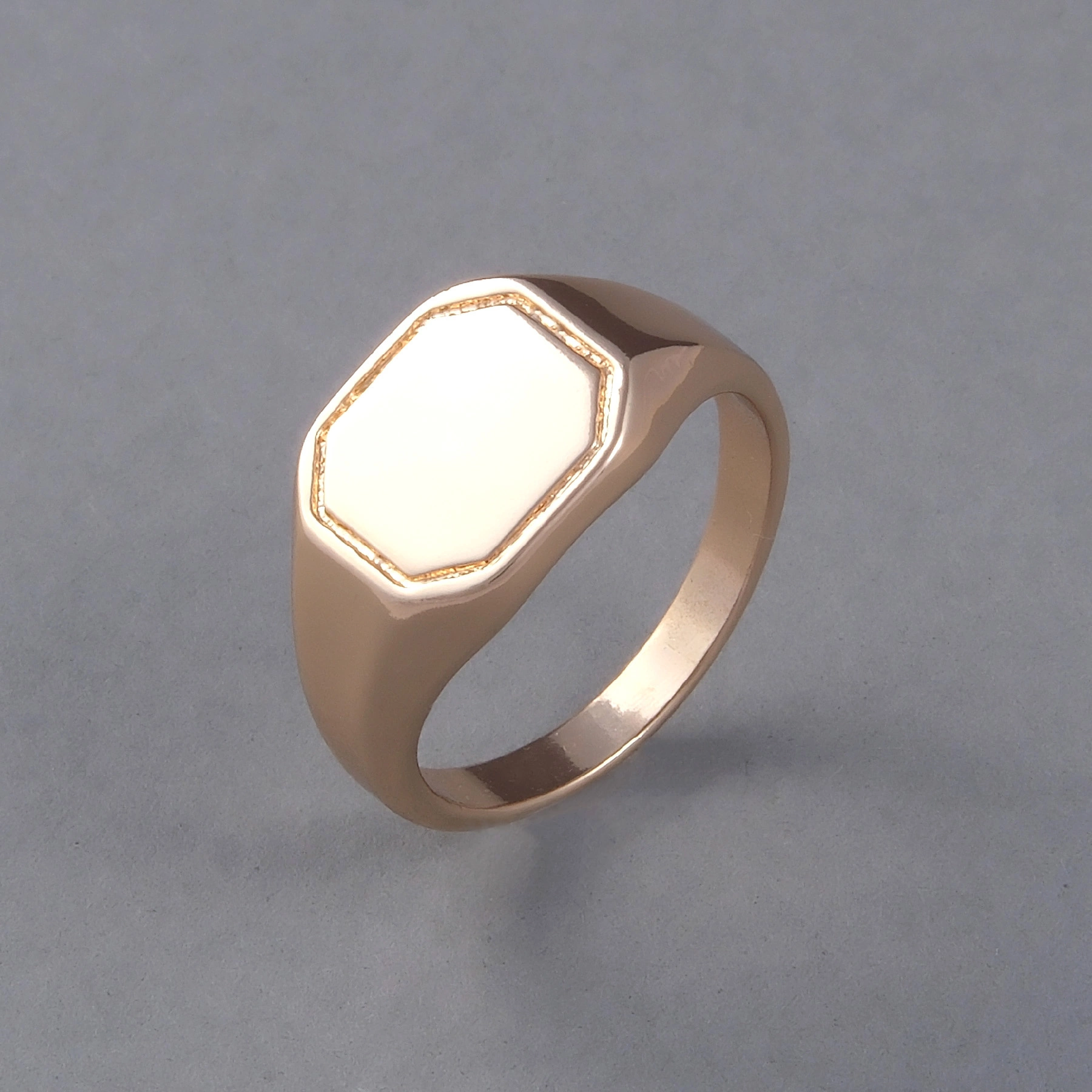 Pozłacany pierścionek w fomie palisady z cyrkoniami. SUNSET BOULEVARD