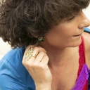 Kolczyki wkrętki z kwiatami z czarnej żywicy z kryształkami. SŁODKA TAJEMNICA