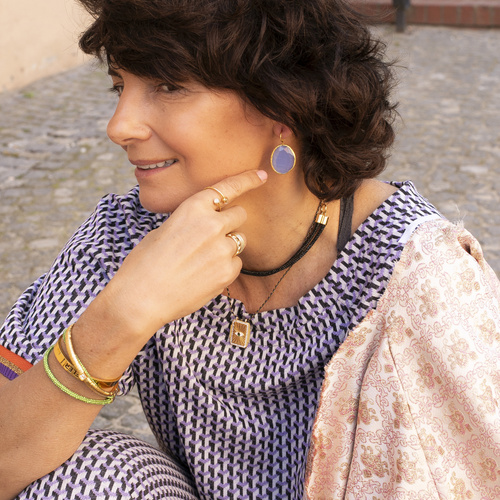 CON AGRADECIMIENTO. Un anillo delicado con bolas blancas.