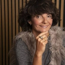 Oryginalny, otwarty pierścień wysadzany kryształkami. DWA PLUS DWA