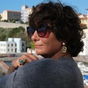 Pozłacany pierścionek z kryształkiem Bermuda Blue. ŹRÓDŁO MOCY