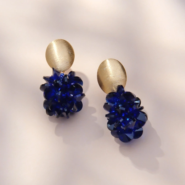 Złocone kolczyki z zawieszką szyszką z kobaltowych cekinów. ISKRY WIECZORU