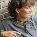 Sztywna złota bransoletka z dwiema kulami khaki. KHAKI NA CIEPŁO