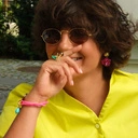 Bransoletka z różowych koralików z zawieszką. PANI WRÓŻKA