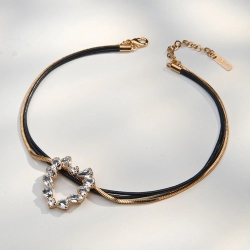 Krótki naszyjnik na rzemykach i żmijce z kryształowym sercem. NIC NIE MUSZĘ