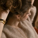 Drobne pozłacane kolczyki o nieregularnej formie. AWANGARDA