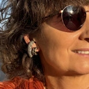 Pozłacana nausznica bogato wysadzana kryształami. O SOLO MIO