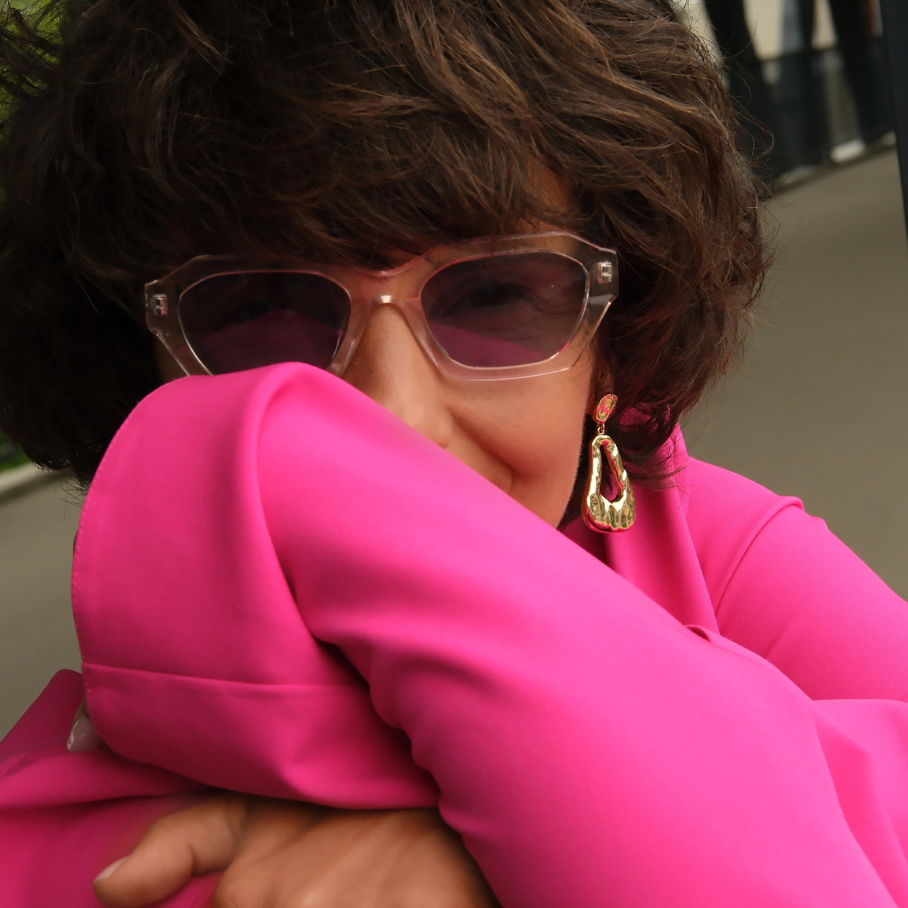 Pozłacane kolczyki wiszące o nieregularnym kształcie. CHANNEL ISLANDS