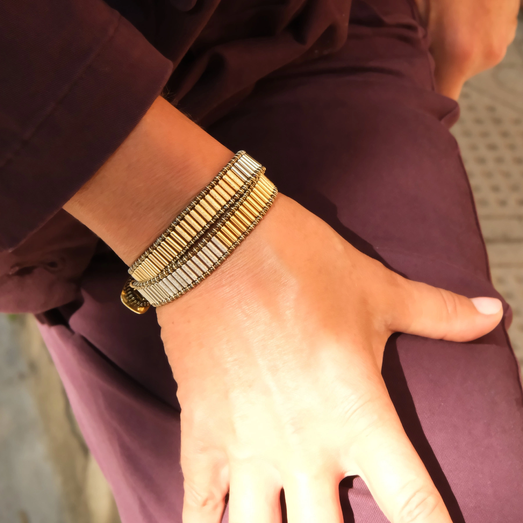 Dwurzędowa bransoletka z koralików w złocie i srebrze. EL PASADOR