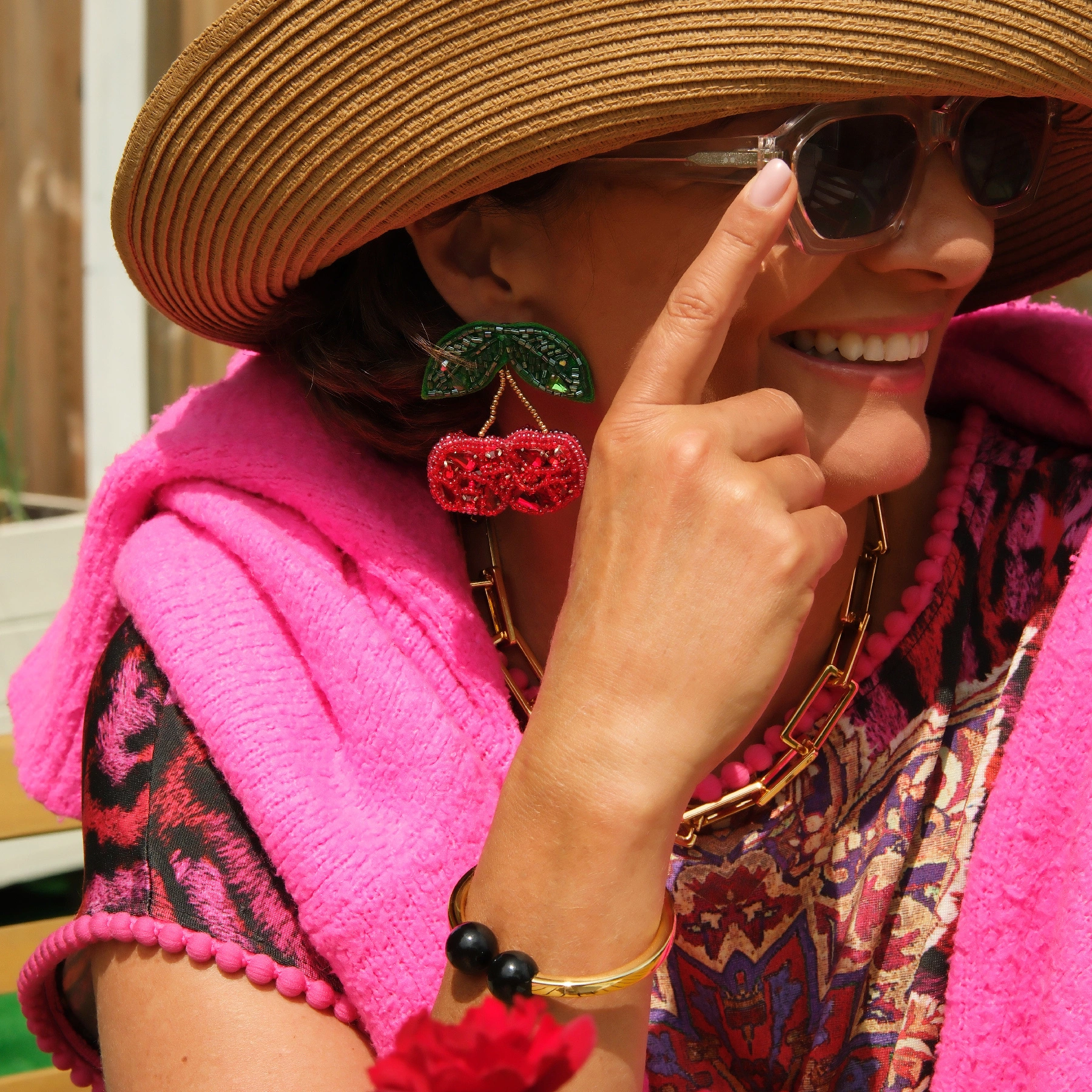 Sztywna otwarta bransoleta z lekkimi czarnymi kulami. DLA KOBIETY BIZNESU