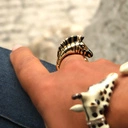 Pozłacany pierścień z głową zebry z cyrkoniami. PASKI MOCY