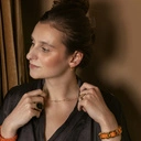 Drobne kolczyki wiszące z pozłacanymi ogniwami. OBWARZANKI