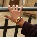 Sztywna złocona bransoletka z perłą słodkowodną. SUENO PERLADO