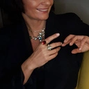 Regulowany pierścionek z dużym bordowym oczkiem. WIOSNĄ SOCZYŚCIE