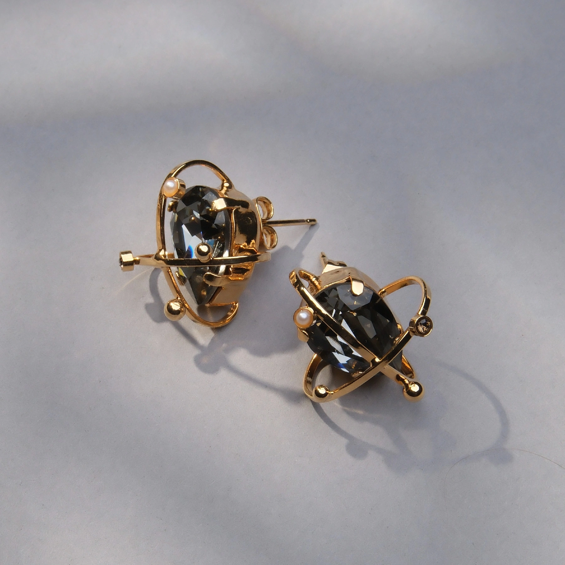 Pozłacane kolczyki orbity z niebieskim kryształem i perłą. SFERY NIEBIESKIE