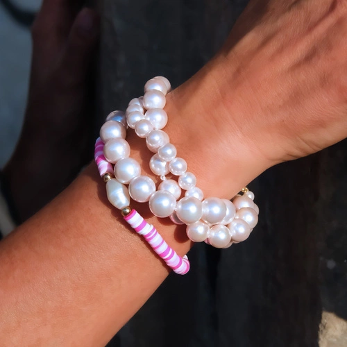 Bransoletka na gumce z różowych i białych koralików. JOGURT Z MALINAMI