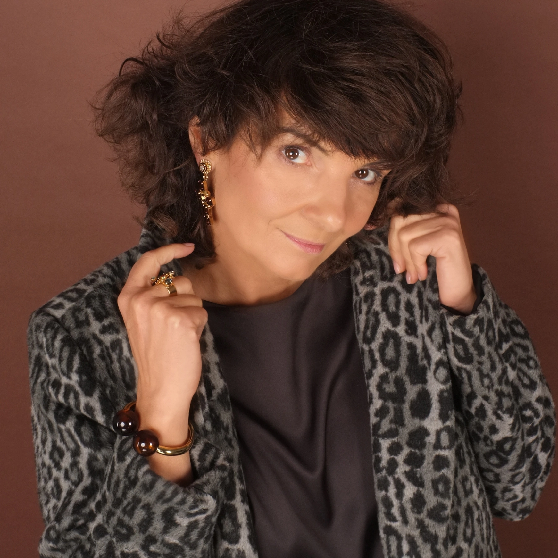 Pozłacane krzyże zdobione brązowymi kryształami. KRÓLOWA BALU