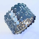 Szeroka zlocona bransoletka z niebieskimi kwiatami. GIARDINO SEGRETO