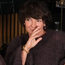 Złocona bransoletka z czarnymi kwiatkami na łańcuchu. LETNIA INSPIRACJA