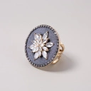 Pozłacany pierścień z motywem kwiatka z cyrkonii. ROSA NOCY