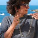 Złocone kolczyki z ażurowym czarnym dekorem i kryształem. WITRAŻE MARZEŃ