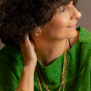 NIÑA. Pendientes de aro de forma sencilla.