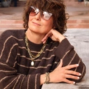 Długi pozłacany naszyjnik z hematytami i barokową perłą. COSTA BRAVA