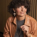 Pozłacane kolczyki-krzyże z białymi kryształkami. JEDNA KRÓLOWA