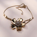 Złocona bransoletka z kwiatem z czarnymi kryształkami. CZARNY KWIAT