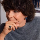 Złocony pierścień z okrągłym granatowym sodalitem. GRANATOWA NOC