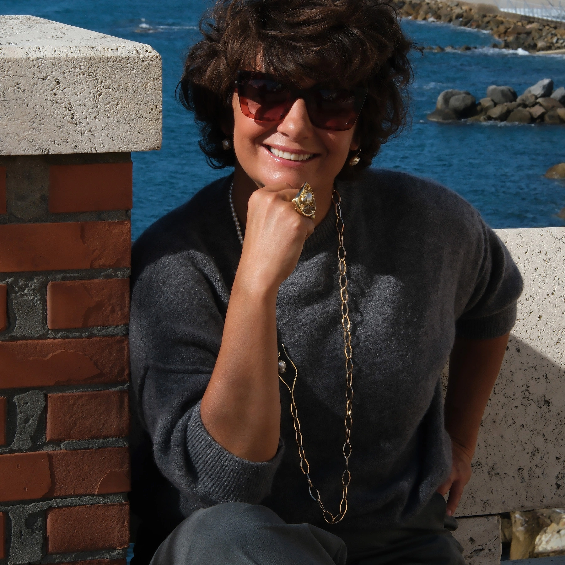 Otwarty złocony pierścień z ażurowym dekorem z perłą. MAM CIĘ