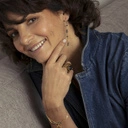 Lekkie kolczyki wiszące z łańcuszkami i kryształkami. LEŻĄC NA ŁĄCE