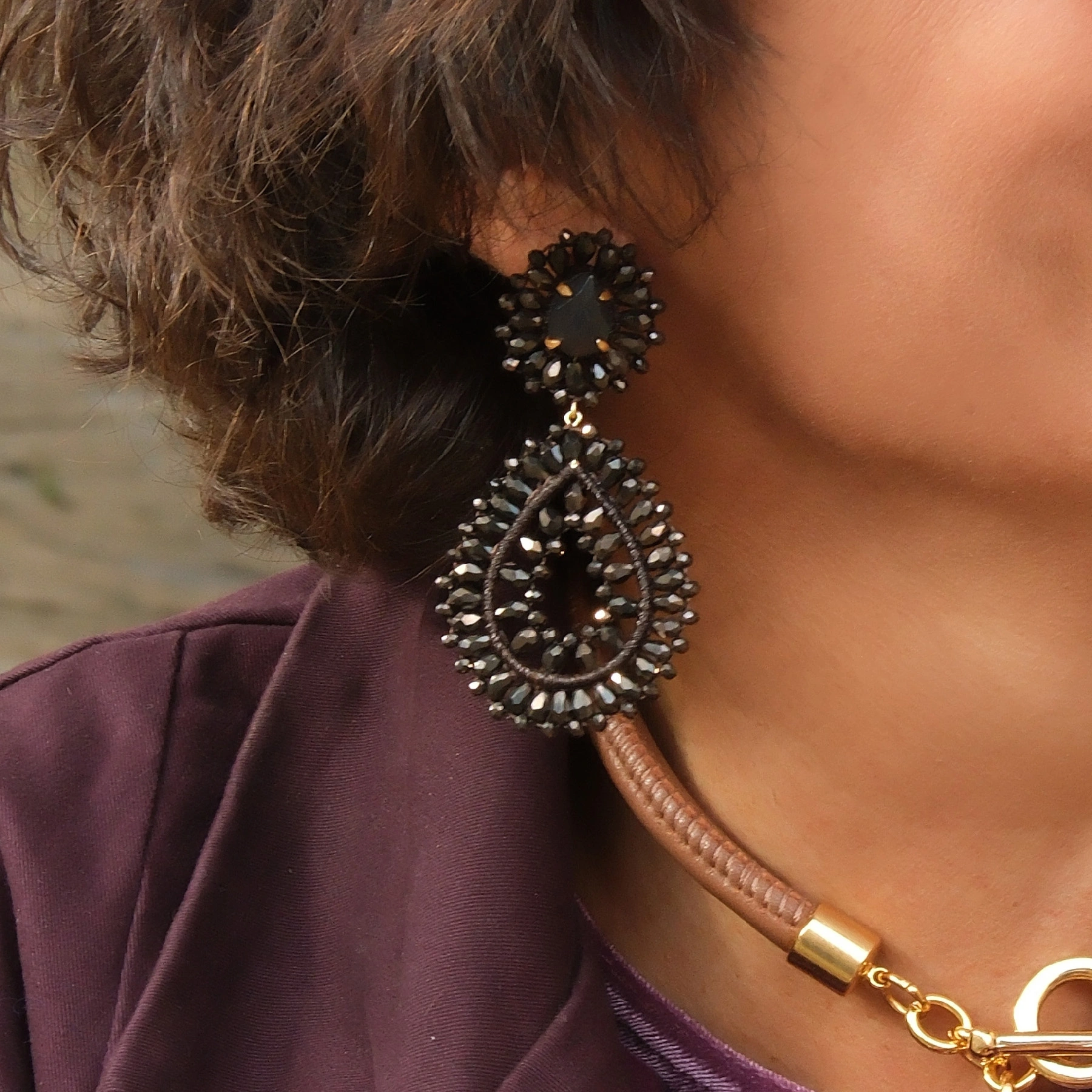 Naszyjnik z jasnobrązowej ekoskóry z perłą hodowlaną. PIASEK PUSTYNI