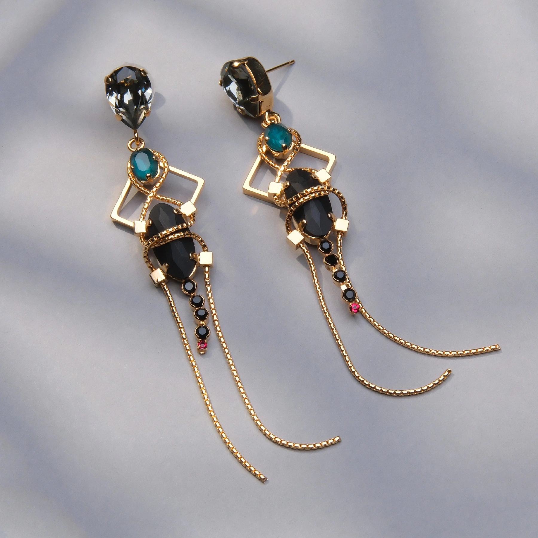 Złocone kolczyki z czarnymi i turkusowymi kryształkami. MAŁE PRAGNIENIA