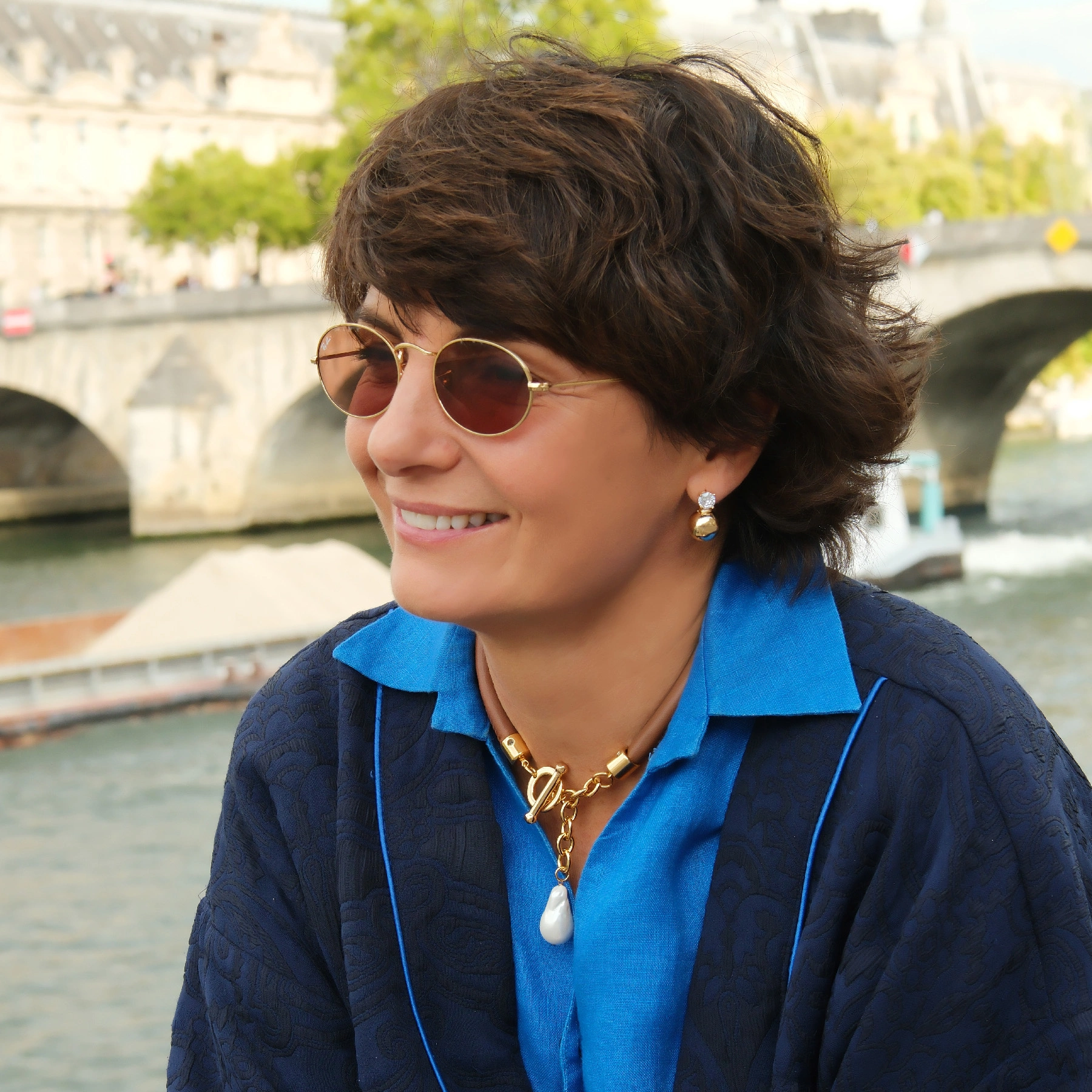 Naszyjnik z jasnobrązowej ekoskóry z perłą hodowlaną. PIASEK PUSTYNI