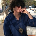 Naszyjnik z rozetą i kwiatem z kryształów i czarnych płatków . WITRAŻE MARZEŃ