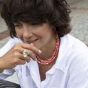 Krótki naszyjnik z malinowych koralików i białych perełek. MUCHACHA