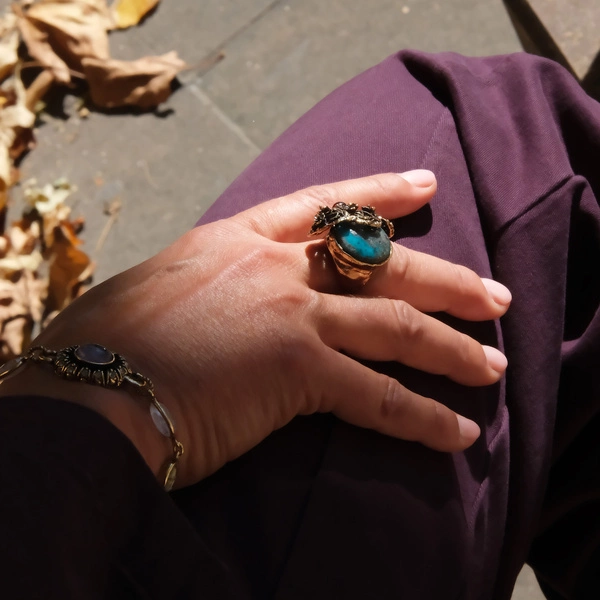 Złocony pierścionek z turkusem i ażurowym  kwiatem. LUSTRO ARNO